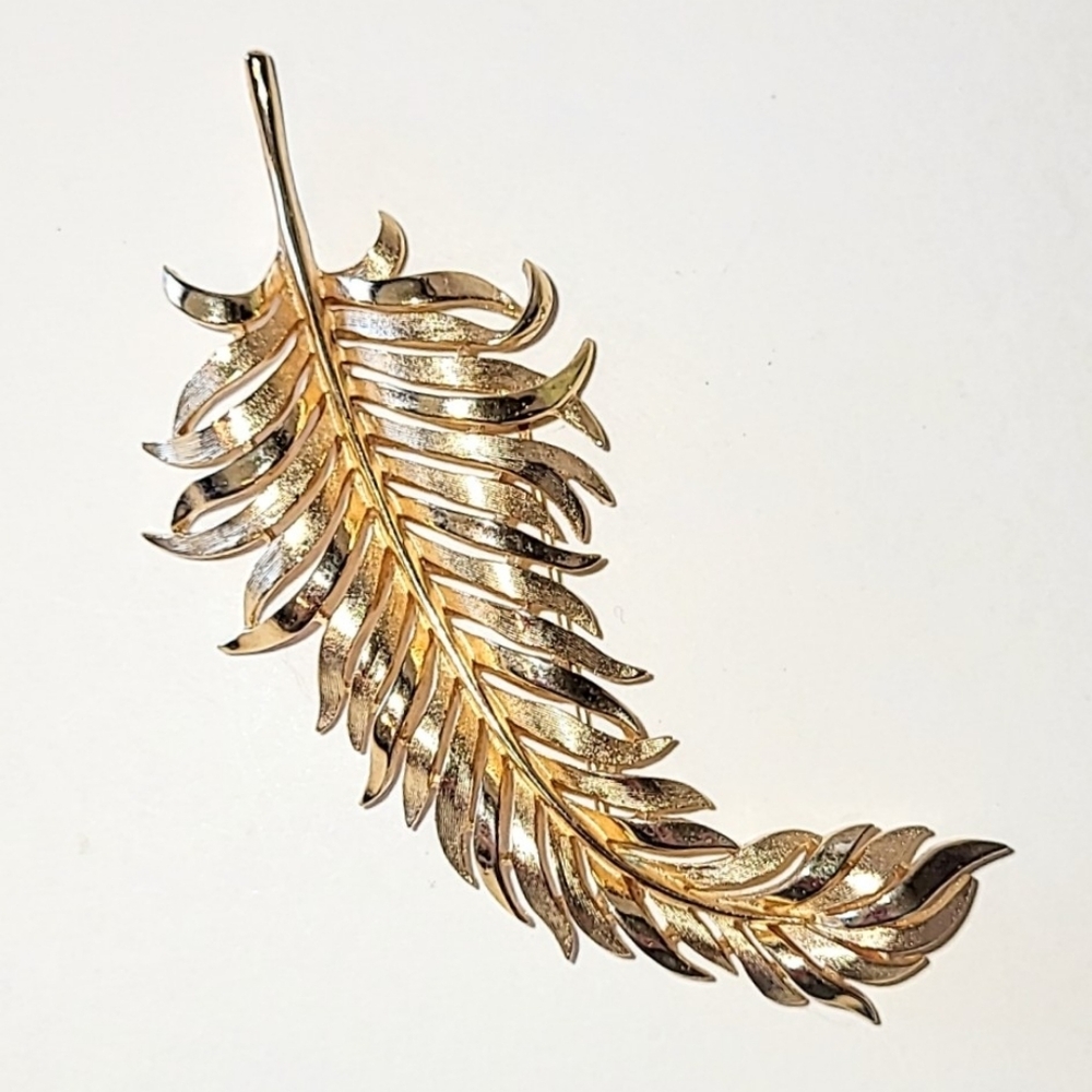 CROWN TRIFARI GOLDEN LEAF or FEATHER BROOCH - 3 1/2" LONG - Picture 2 of 5
